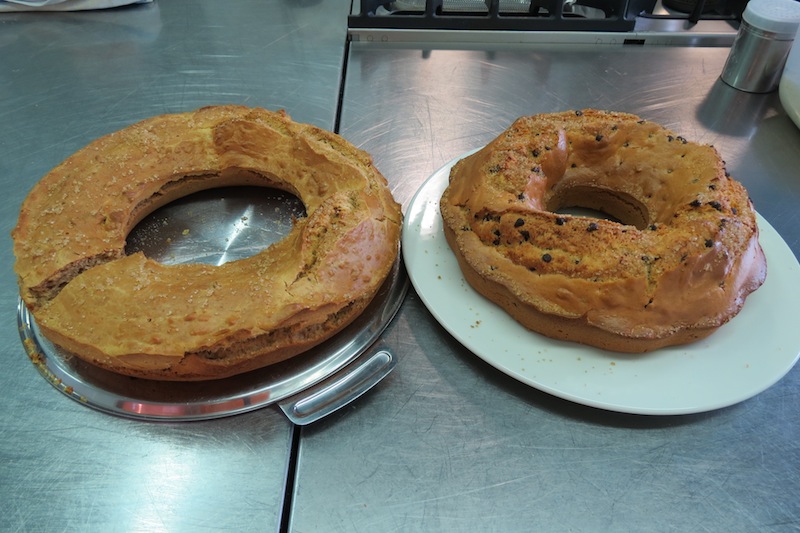 ciambellone vino cotto e nocciole-ciambellone con goccie di cioccolata